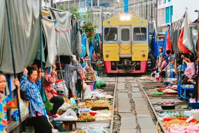Glittering Ayutthaya Tour to Famous Sights, Market & Sunset Boat - Chao Phrom Market: fruit-stall browsing and a real snack box